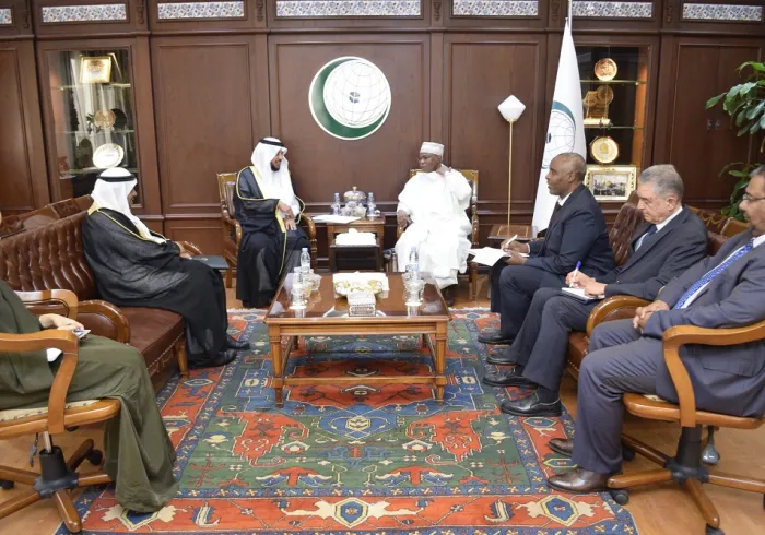 Le Secrétaire Général de l'Organisation de la Coopération Islamique, M. Hussein Ibrahim Taha, aujourd'hui dans son bureau au siège du Secrétariat Général à Djeddah,le Secrétaire Général Adjoint de la Ligue islamique mondiale, cheikh Abdul Rahman Al-Zaid