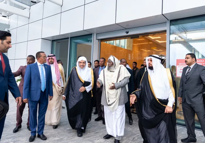 La délégation de la Ligue islamique mondiale conduite par cheikh Mohammad Alissa arrive à Addis-Abeba, la capitale de l'Éthiopie et de l'Union africaine, pour rencontrer les responsables  politiques, religieux