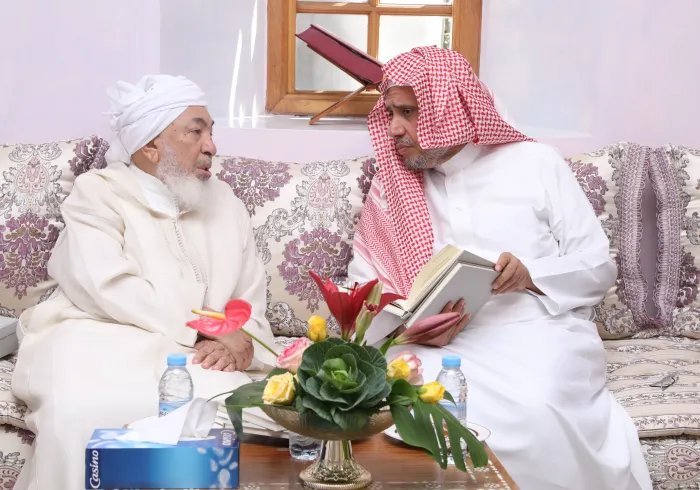 معالي الأمين العام، رئيس هيئة علماء المسلمين، فضيلة الشيخ د.⁧‫محمد العيسى‬⁩ يقوم بزيارةٍ أخويةٍ لمعالي رئيس مجلس الإمارات للإفتاء الشرعي الشيخ عبدالله بن بيّه