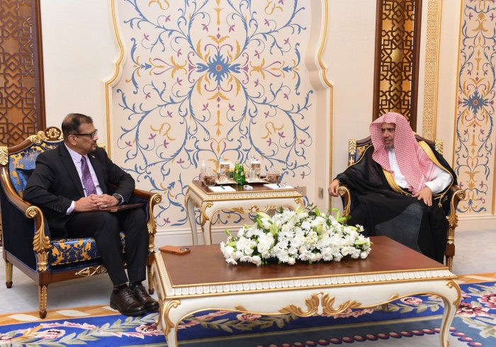 Kemarin di markas LMD di Makkah, Yang Mulia Sekretaris Jenderal LMD, Ketua Asosiasi Ulama Muslim, Syekh Dr.Mohammad Al-issa menerima Yang Mulia Direktur Jenderal Persatuan Arakan Rohingya, Tuan Reza Uddin.