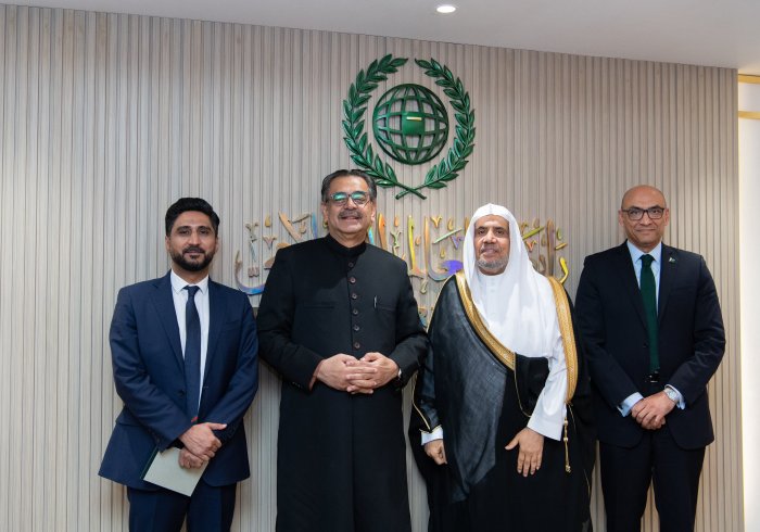 Yang Mulia Sekretaris Jenderal LMD, Ketua Asosiasi Ulama Muslim, Syekh Dr.Mohammed Al-issa ,bertemu dengan Yang Mulia Menteri Agama Republik Islam Pakistan, Tn. Aneeq Ahmed, di kantornya.