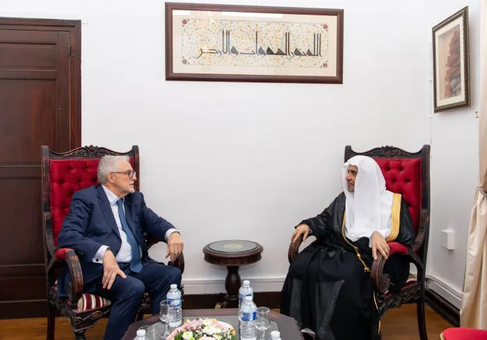 ‏فضيلة عميد مسجد باريس الكبير السيد شمس الدين حفيز مستقبلاً معالي الشيخ د. محمد العيسى‬⁩‬⁩ داخل المسجد العريق، في إطار دعوة معاليه لحلقة نقاش مع عدد من المفكرين الفرنسيين، وحضور توزيع جوائز المسجد الكبير كضيف شرفٍ ومحاضرٍ أمام الفائزين والمدعوين.