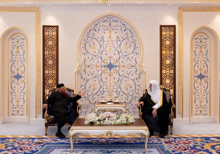 Dalam rangka koordinasi resmi sebelumnya: Yang Mulia Sekretaris Jenderal LMD, Ketua Asosiasi Ulama Muslim, Syekh Dr. Mohammed Al-issa    menerima Yang Mulia Mufti Republik Islam Pakistan