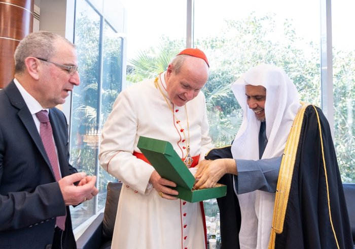 Atas undangan Liga Muslim Dunia: Yang Mulia Sekretaris Jenderal LMD, Ketua Asosiasi Ulama Muslim, Syekh Dr.mhmdalissa , telah menerima di Riyadh tamu LMD, Yang Mulia Kardinal Dr. Christoph Schönbrun, Uskup Agung vienna.