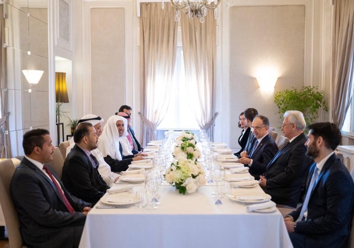 ‏فخامةُ الرئيسِ الألباني يُقيم مأدبةَ غداءٍ تكريمية لفضيلةِ الأمينِ العام، رئيسِ هيئةِ علماء المسلمين، الشيخِ الدكتور ⁧‫محمد العيسى‬⁩ ‬⁩، وذلك احتفاءً بتلبيته دعوة فخامته لإمامة المصلين وإلقاء خطبة عيد الفطر المبارك في أكبر مساجد العيد في أوروبا