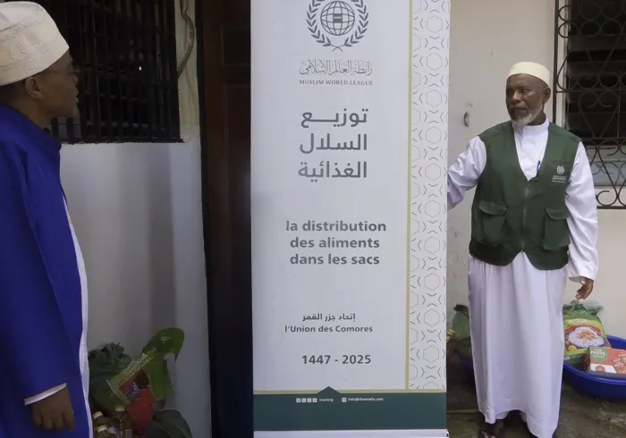 ‏سلَّمَتْ ⁧‫رابطة العالم الإسلامي‬⁩ حزمةً عاجلةً من السِّلال الغذائية للفئات المحتاجة في جمهورية جزر القمر، ضمن جهودها الرامية إلى سد الاحتياج الغذائي، بالتنسيق المباشر مع الجهات الحكومية والمنظمات الأممية