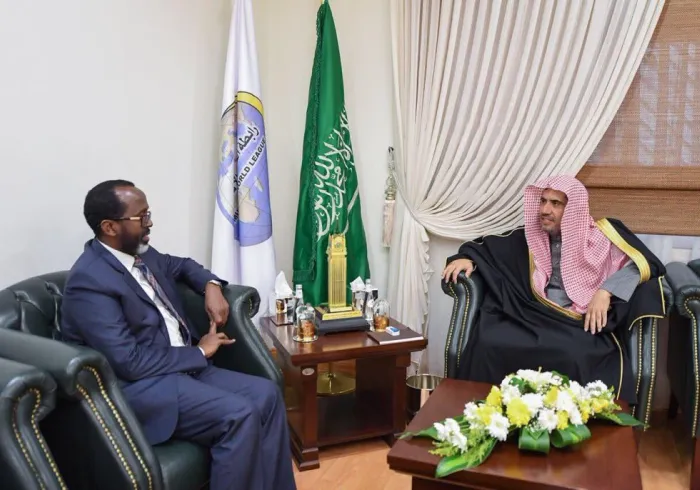 Son Excellence le Secrétaire Général de la LIM recevant l'ambassadeur de la République de Somalie auprès du Royaume, M. Taher Mahmoud JILI. Des sujets d'intérêt commun ont été discutés durant cette rencontre