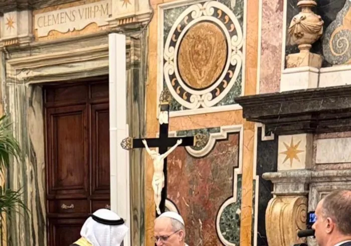 Au nom du Secrétaire général, cheikh Mohammed Alissa  , le Dr. Abdulaziz Sarhan, conseiller et envoyé de coordination de la Ligue islamique mondiale auprès du Vatican, a rencontré ce matin le Pape Léon XIV, au siège du Vatican.
