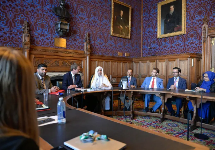 Une première pour un responsable religieux musulman :  Le président et les responsables du Parlement britannique rendent hommage au Secrétaire général de la Ligue islamique mondiale