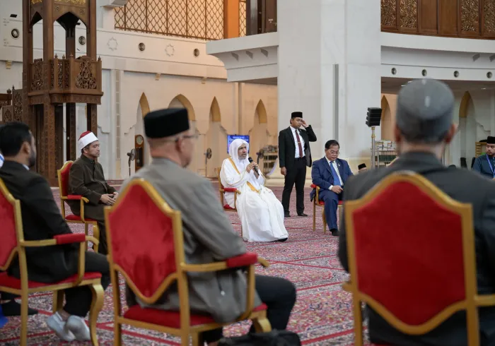 Después de pronunciar el sermón del viernes ante los fieles y dirigir la oración en la mayor mezquita de la capital malasia, Kuala Lumpur: