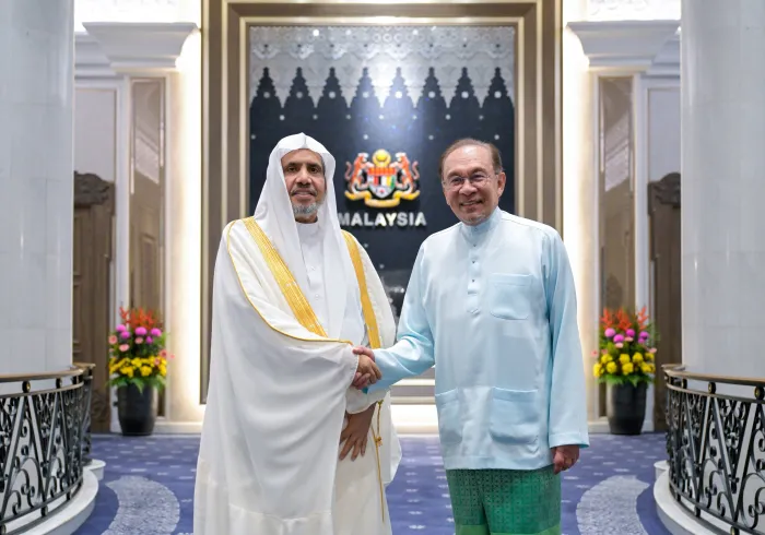  Dato’ Seri Anwar Ibrahim, a reçu au palais présidentiel dans la capitale malaisienne Kuala Lumpur, le Secrétaire général, Président de la L’Organisation des savants musulmans, cheikh Mohammed Al-Issa.