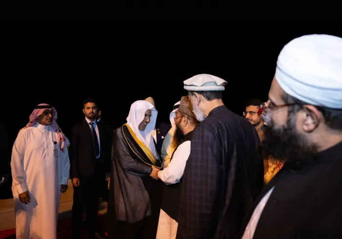 ‏مساء اليوم: ‏وصل معالي الأمين العام لرابطة العالم الإسلامي، رئيس هيئة علماء المسلمين، فضيلة الشيخ د. ⁧‫محمد العيسى‬⁩ ‬⁩، إلى العاصمة الباكستانية "إسلام آباد"، حيث سيعقد عددًا من اللقاءات الحكومية، مع لقاءات وخطابات في البرلمان، ومجلس الشيوخ، والمحكمة العليا، إضافةً إلى افتتاح الملتقى الثاني لعلماء باكستان بعنوان: "تنسيق المواقف ووحدة الكلمة". ‏ وكان في استقبال فضيلته عددٌ من كبار العلماء والشخصيات الوزاريّة والبرلمانيّة.