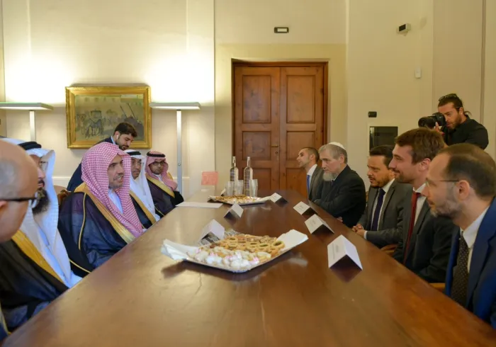 Le SG de la LIM avec le maire d’une commune de Florence visitant un terrain où doit être construit un centre culturel international