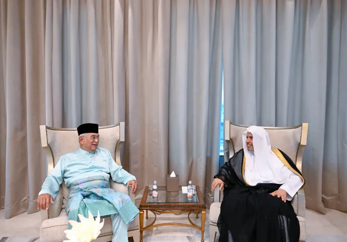 جناب دبیرکل، رئیس انجمن علمای مسلمان، آقاي دكتر شيخ محمد العیسی، , در محل اقامت خود در شهر «کوالالامپور»، تون سری دکتر الحاج محمد علی بن محمد رستم، حاکم ایالت ملاکا را مورد استقبال قرار داد