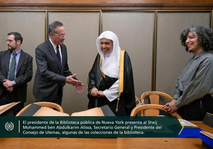 En la tercera biblioteca más grande del mundo: La Biblioteca pública de Nueva York recibió el Sheij Dr. Mohammed ben Abdulkarim Al-Issa, Secretario General, fue recibido por el presidente de la biblioteca