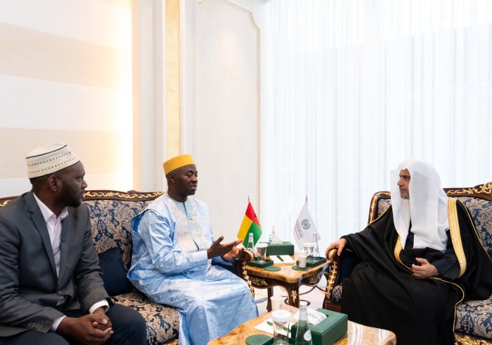 Yang Mulia Sekretaris Jenderal LMD, Ketua Asosiasi Ulama Muslim, Syekh Dr.Mohammed Al-issa  menerima Duta Besar Luar Biasa dan Berkuasa Penuh Republik Guinea-Bissau untuk Kerajaan Arab Saudi, Yang Mulia Tuan Dino Seidi