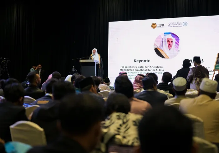 ‏افتتح معالي الأمين العام، رئيسُ هيئة علماء المسلمين، فضيلةُ الشيخ د.⁧‫محمد العيسى‬⁩‬⁩ أعمالَ المؤتمر الدولي: "الإيمان في ضوء العلم والبراهين المعاصرة"، بحضور عددٍ من كبار العلماء والباحثين والمفكرين