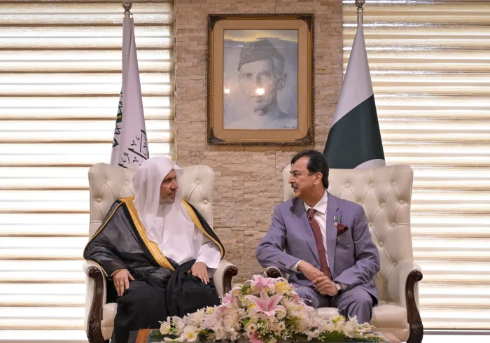 ‏دولةُ رئيس مجلس الشيوخ الباكستاني، السيد يوسف رضا جيلاني، يستضيفُ معالي الأمين العام، رئيس هيئة علماء المسلمين، فضيلة الشيخ د.⁧‫محمد العيسى‬⁩ ‬⁩، في مقرّ المجلس، بحضور كافة الأحزاب والأعضاء