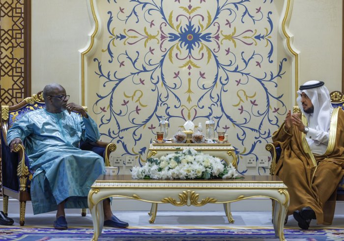 Yang Mulia Wakil Sekretaris Jenderal, Dr. Abdulrahman Al-Zaid, menerima delegasi tingkat tinggi dari Republik Gambia di kantor pusat LMD di Makkah.