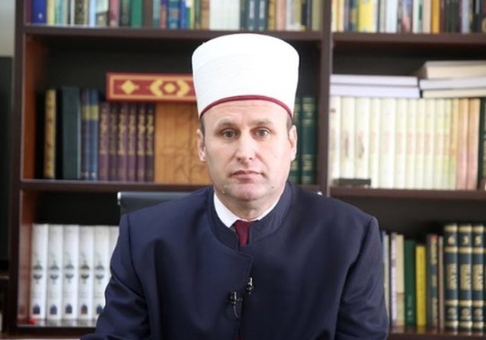 El Secretario General de la Liga del Mundo Islámico y presidente de la Comisión de Ulemas Musulmanes, el Sheij Mohammed Al-Issa, felicitó el Sheij Bujar Spahiu, miembro del Consejo Supremo de la LMI y miembro del Consejo de Jurisprudencia Islámica