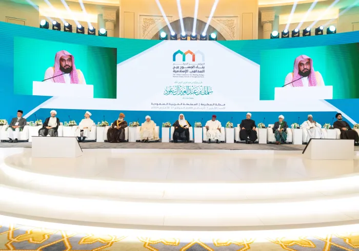 Menantikan tekad para peserta konferensi untuk memperkuat pemahaman dan kerja sama antar mazhab Islam demi melayani tujuan bersama, terutama yang berkaitan dengan isu-isu besar, dan untuk menghadapi wacana ekstremisme sektarian beserta slogan dan praktiknya