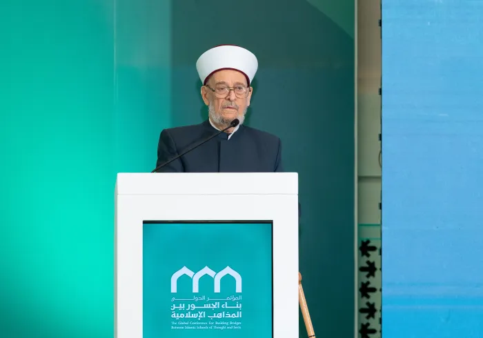 Yang Mulia Ketua Akademi Fiqih Irak, Syekh Dr. Ahmed Hassan Al- Taha, dalam pidatonya pada sesi penutupan konferensi: “Membangun Jembatan Antar Mazhab Islam”