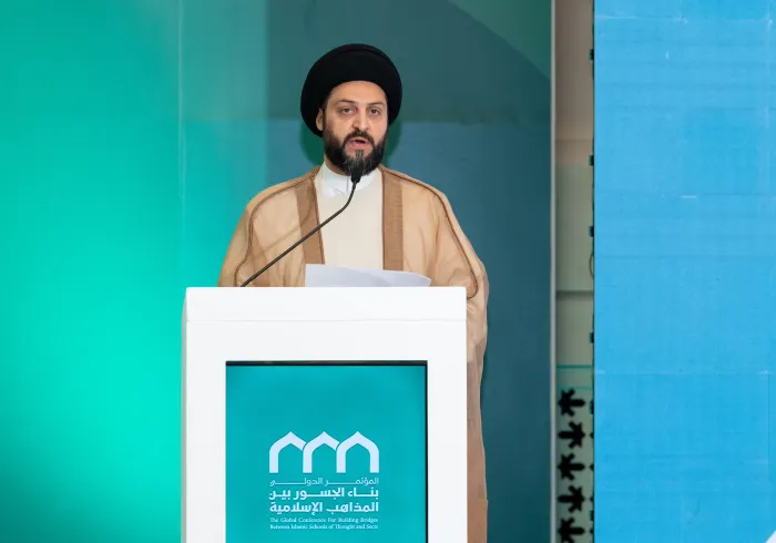 Yang Mulia Tuan Ihsan Al-Hakim, perwakilan dari Gerakan Al-Hikmah Irak, menyampaikan pidato dari ketua Gerakan Al-Hikmah, Yang Mulia Tuan Ammar Al-Hakim, pada sesi penutupan konferensi: “Membangun Jembatan Antar Mazhab Islam”