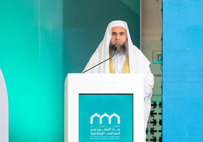 Yang Mulia Syekh Pusat Al-Qur'an dan Sunnah, di kota "Jalalabad" di Afghanistan, Syekh Ahmad Shah Mukhlis, dalam pidatonya pada sesi penutupan konferensi: “Membangun Jembatan Antar Mazhab Islam”
