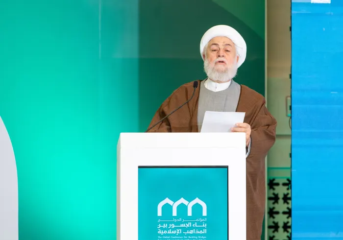 Yang Mulia Mufti Sidon di Republik Lebanon, Syekh Mohammed Osseiran, dalam pidatonya pada sesi penutupan konferensi: “Membangun Jembatan Antar Sekte Islam”