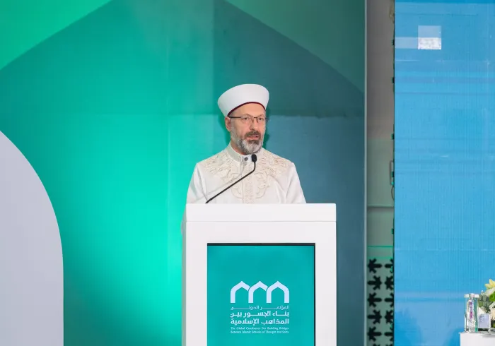 Yang Mulia Ketua Urusan Agama Republik Turki, Syekh Prof. Dr. Ali Erbaş, dalam pidatonya pada sesi pembukaan konferensi: “Membangun Jembatan Antar Mazhab Islam”: