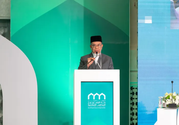 Yang Mulia Ketua Asosiasi Ulama Malaysia, Syekh Wan Mohammed bin Abdulaziz, dalam pidatonya pada sesi pembukaan konferensi: “Membangun Jembatan Antar Mazhab Islam”: