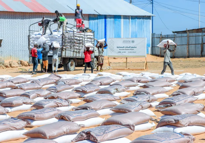 The Muslim World League continues to implement its project to distribute Ramadan Food Baskets to those in need in the Islamic world and the countries with Muslim minorities. Here, the MWL team is distributing Ramadan Food Baskets to people in Somalia.