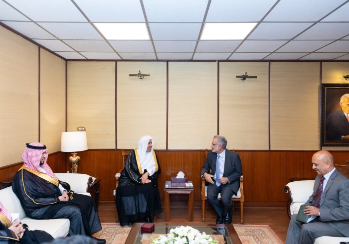 El Presidente de la Corte Suprema de la República Islámica de Pakistán, el Sr. Faez Isa, recibe en su oficina en la capital, Islamabad, al Secretario General y Presidente de la Comisión de Ulemas Musulmanes, el Sheij Mohammed Al-Issa.