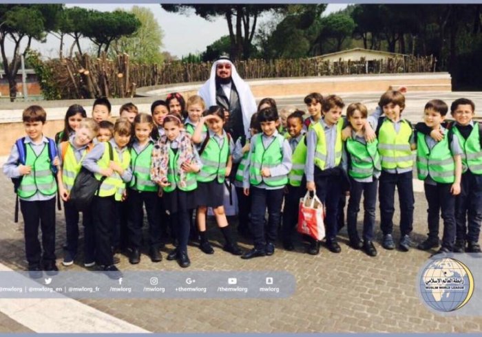 Dans le cadre d'échanges culturels le Dr Sarhan, directeur du bureau de la LIM à Rome, a rencontré des élèves de l’école britannique