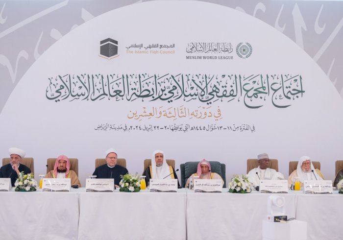سماحة مفتي عام المملكة العربية السعودية، رئيس المجمع الفقهي الإسلامي، الشيخ عبدالعزيز بن عبدالله آل الشيخ، خلال اجتماع الدورة الـ٢٣ للمجمع الفقهي الإسلامي: مِنْ هذا المِنْبَر الإسلامي العظيم نَحُثُّ على بذْل المزيدِ من الجُهود في تناوُل المسائل الشَّرعية، ودراسة النَّوازِل المُعاصرة والأحكام المُستجِّدة