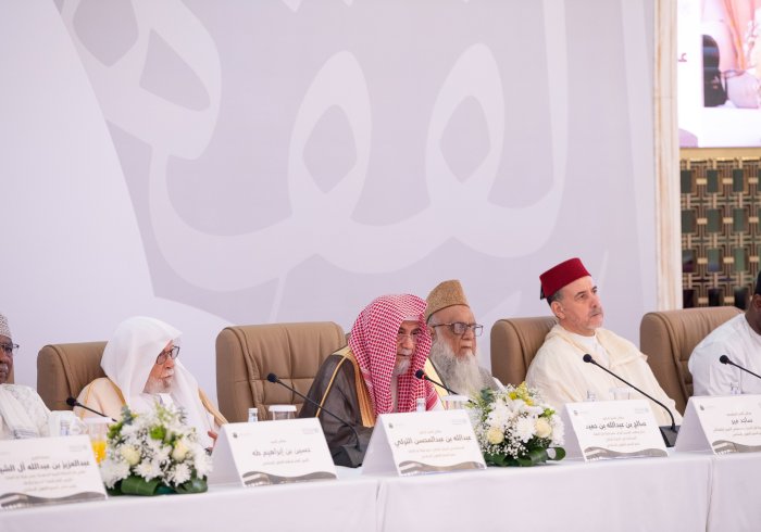 معالي الشيخ الدكتور صالح بن حميد، إمام وخطيب المسجد الحرام، خلال اجتماع الدورة الـ٢٣ للمجمع الفقهي الإسلامي: العلماءُ بفضلِ ما منحَهم الله من علمٍ وحكمةٍ، أهلٌ لأن يرسِّخوا في الأمّة قيَم الوَحدة والتعاون والتكافل، ويجنبوها خطرَ الفرقة والتنازع