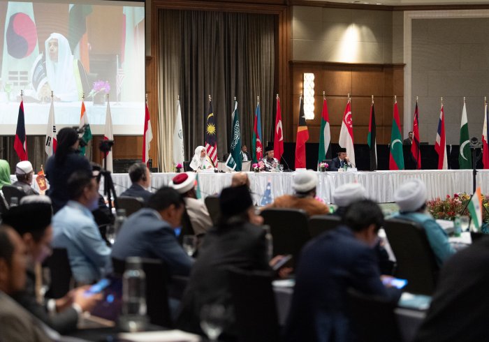 El Secretario General, el Sheij Mohammed Al-Issa, durante la conferencia de prensa con los medios asiáticos, después de la inauguración del "Consejo de Sabios de la ASEAN"