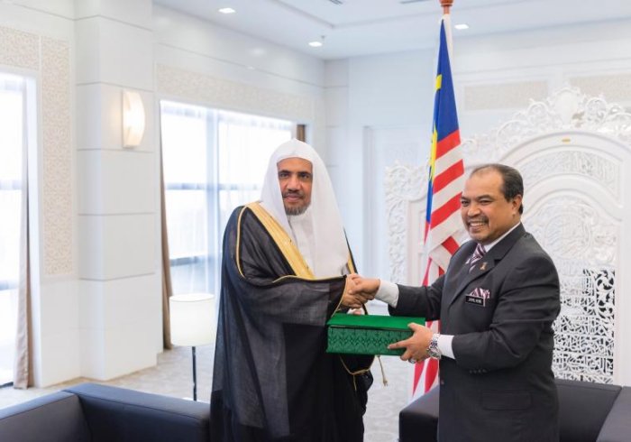التقى معالي الأمين العام ضمن زيارته لماليزيا معالي داتو سري جميل خير بهروم الوزير بمجلس الوزراء مسؤول الشؤون الدينية 