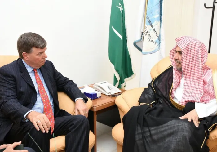 Le Secrétaire Général de la LIM recevant aujourd'hui dans son bureau de Jeddah le Consul américain au Royaume M. Matthias J. Mitman. 