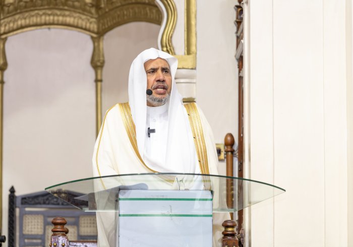 فضيلة الشيخ د. ⁧‫محمد العيسى‬⁩ يُلقي خطبة الجمعة هذا اليوم في العاصمة ⁧‫نيروبي‬⁩، شارحاً قِيم الإسلامِ، وأخلاقَ المُسلم، مستعرضاً النصوص والقواعد الشرعية حول التعايش والأخوة الوطنية، وكيفية الانسجام في بُلدان التنوع بين الهوية الدينية والوطنية