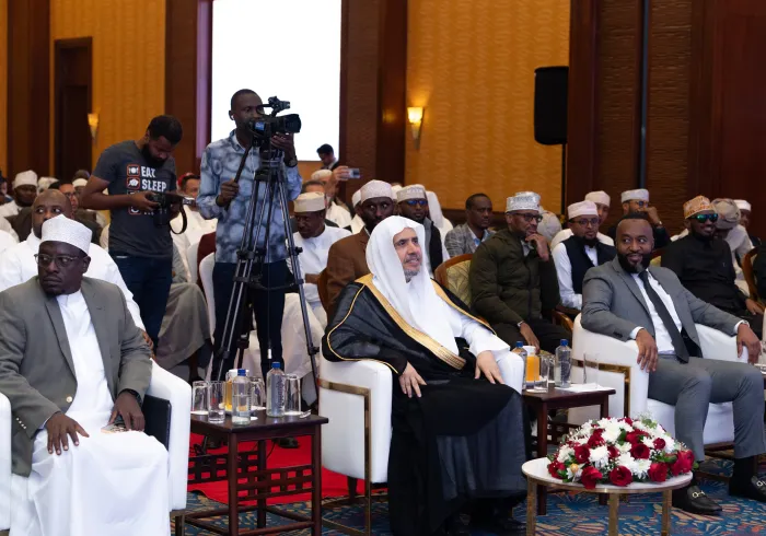Lors de la plus grande célébration coranique jamais vue en Afrique, avec la participation massive de mémorisateurs du Coran des dix lectures à travers le monde, en présence des savants africains :