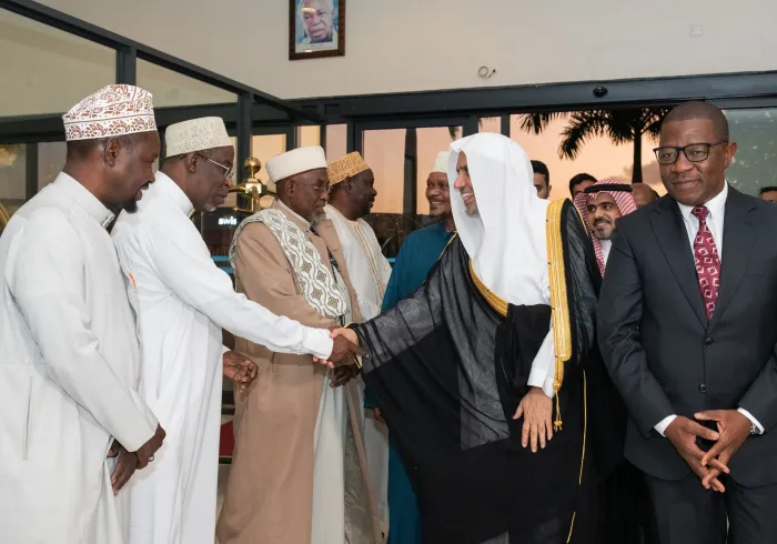 Le Secrétaire Général, cheikh Mohammed Al-Issa, à la tête d'une délégation de la  Ligueislamiquemondiale, arrive à Dar es Salaam, en Tanzanie