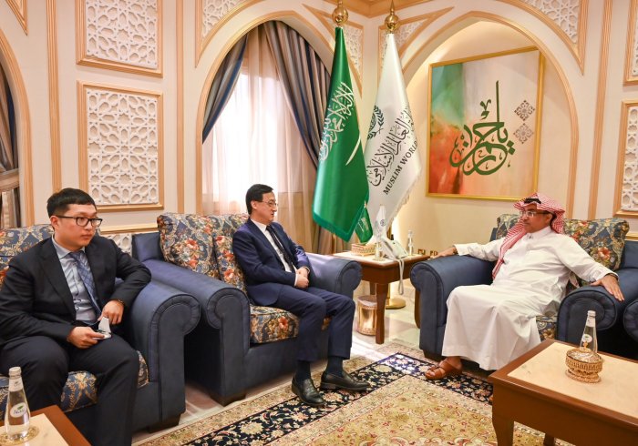 Yang Mulia Asisten Sekretaris Jenderal untuk Hubungan dan Komunikasi Internasional, Dr. Mohammed Al-Majdouie, menerima Yang Mulia Konsul Jenderal Republik Rakyat Tiongkok, Tuan Wang Qimin