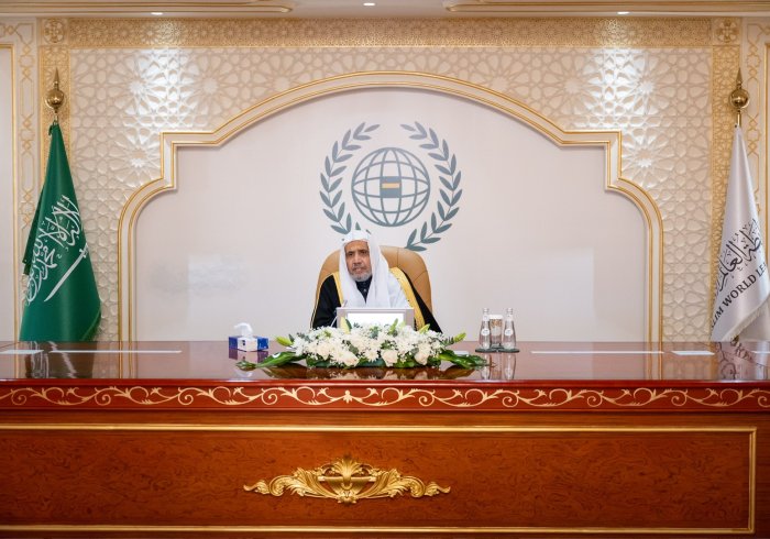 رابطة العالم الإسلامي‬⁩ تكرِّمُ نخبةً من كبار الأطبّاء والجرَّاحين العالميّين، شركاء المبادرات الطبِّيَّة للرابطة، وتحتفي بأبنائها المتفوِّقين من الأيتام