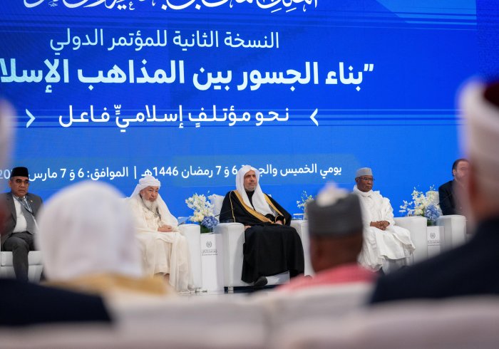 في المؤتمر الدولي ⁧‫بناء الجسور بين المذاهب‬⁩ الإسلامية، يتواصلُ العملُ الإسلاميُّ على كلمةٍ سواءٍ، أصلُها ثابتٌ، وفرعُها في السماء