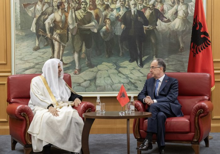 استقبل فخامة الرئيس الألباني السيد باجرام بيجاج في القصر الرئاسي بالعاصمة "تيرانا"، فضيلة الأمين العام، رئيس هيئة علماء المسلمين الشيخ د.⁧‫محمد العيسى‬⁩‬⁩، وقد شكر فخامته فضيلته على تلبية الدعوة بإلقاء خطبة العيد منوهاً بمضامينها