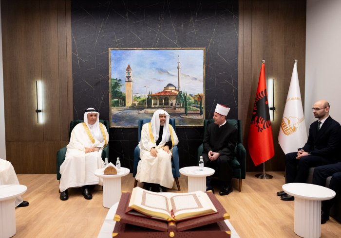 ‏بعد أن أم المصلين وخطب فيهم خطبة العيد زار فضيلة الأمين العام، رئيس هيئة علماء المسلمين الشيخ د.⁧‫محمد العيسى‬⁩ ‬⁩ المشيخة الإسلامية بالعاصمة الألبانية  "تيرانا"، ملتقياً سماحة رئيسها وعلماءها مهنئاً بعيد الفطر المبارك