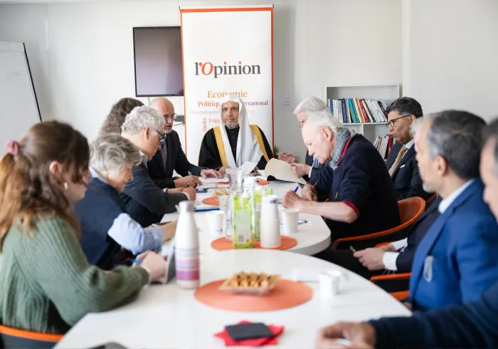 Le quotidien L’Opinion a accueilli, dans ses locaux à Paris, une table ronde avec le Secrétaire général, Président de l’Organisation des savants musulmans, cheikh Mohammed Alissa.