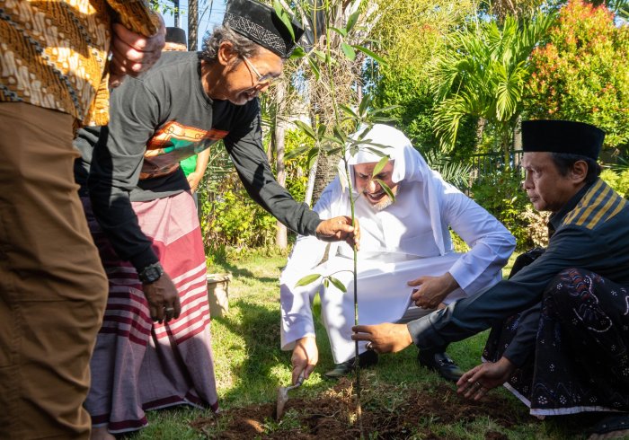 Alam yang kita tinggali adalah anugerah dari Sang Pencipta yang Maha Agung untuk manusia;