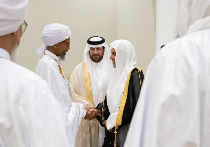 el Secretario general, Presidente de la Comisión de Ulemas y supervisor general de los museos sobre la tradición profética, el sheij #MohammedAlissa, llegó a la capital mauritana al frente de una delegación de la Liga del Mundo Islamico.